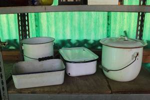 lot 200 image: Vintage Metal Pans and Pots with Enamel Coating