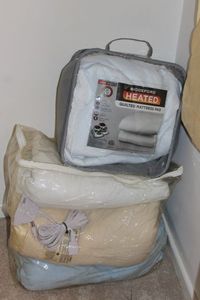 lot 96 image: Heated Matress pads, TwinFull and Queen and Heated Blankets, Queen and Full