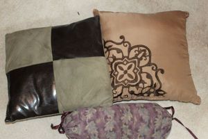 lot 157 image: Decorative Pillows