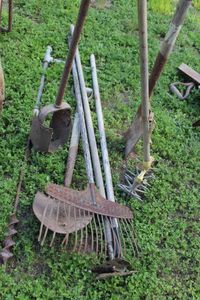 lot 210 image: Tools Yard Tools Vintage Rakes, Garden Weasel and more