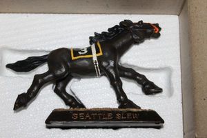 lot 13 image: Quantity of 2 Collectors Kentucky Derby Bobbleheads Seattle Slew 1977 Winner