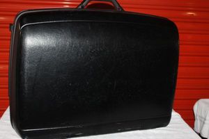 lot 98 image: Samsonite Suitcase