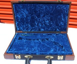 lot 19 image: Like New Gun case with Plush Blue Liner has keys