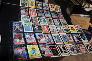 lot 326 image: Valued Collectable Baseball Cards