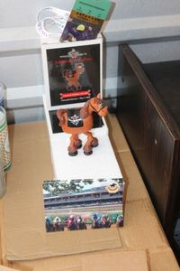 lot 309 image: Kentucky Derby Bobble Body Horse