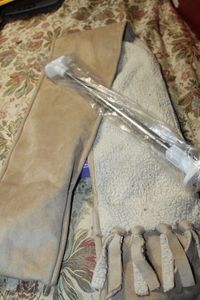 lot 388 image: Wool Pocket Scarf and Stretchable Hanging Rod