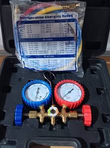 lot 104 image: GAUGE SET WITH HOSES IN STORAGE CASE AS SHOWN.
