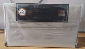 lot 113 image: BERGEN HOUSE LUXURY COLLECTION WOVEN DIAMOND,1000 THREAD COUNT, 100% EGYPTIAN COTTON (QUEEN) IN PACKAGE AS SHOWN. RETAILS FOR $340.