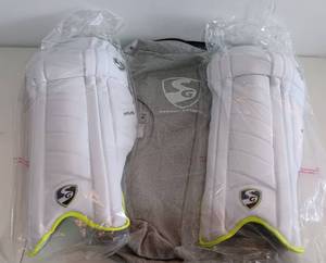 lot 164 image: SG NYITE BATTING LEGGUARDS IN TRAVEL BAG AS SHOWN.
