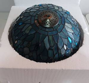 lot 209 image: TIFFANY STYLE NIGHTSTAND LAMP IN BOX AS SHOWN
