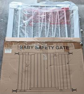 lot 258 image: BABY SAFETY GATE (WHITE) IN BOX AS SHOWN