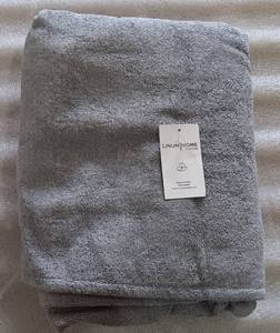 lot 288 image: LINUM HOME LARGE TOWEL AS SHOWN. MADE IN TURKEY.