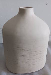 lot 299 image: HEARTH & HAND WITH MAGNOLIA CERAMIC VASE IN STYLEDESIGN SHOWN.