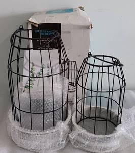 lot 323 image: SET OF TWO MODERN FARMHOUSE STYLE WOODEN STANDS WITH METAL WIRE LANTERNS  CANDLE HOLDERS AS SHOWN.