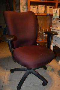 lot 141 image: Rolling Office Chair