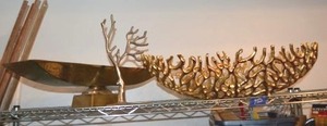 lot 152 image: Z Gallerie Gold Corral Aluminum Bowl and Boat Bowl. Silver jewelry Tree
