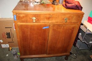 lot 329 image: Vintage Antique Dresser (ONLY, no contents)