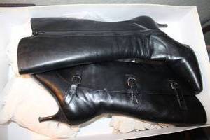 lot 324 image: Sudini Black Leather Boots - Look new never worn