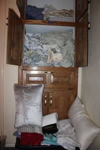 lot 282 image: Queen size Bedding and sheets with silver Believe pillow