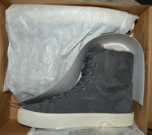 lot 78 image: UGG Sneaker Boots size 10 Dark Grey Beven - Look New Never Worn
