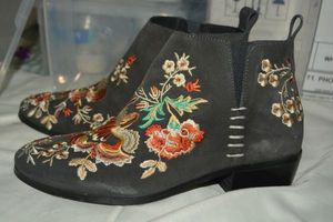 lot 85 image: Johnny Was Sammi Leather Embroidered Dark Grey Ankle Boots (marked size 40 made in Spain) - Look New Never Worn