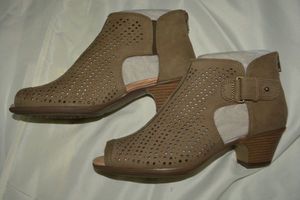 lot 87 image: Earth Womens Keri Khaki Leather Shoe size 9.5 - Look New Never Worn