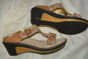 lot 88 image: Alegria Womens Leather Sandals (marked size 40) - Look New Never Worn