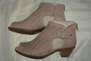 lot 89 image: Earth Womens Keri Taupe Leather Shoe size 9.5 - Look New Never Worn