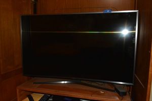 lot 11 image: Samsung Curved TV model UN43KU7500FXZA. Open lot to see link for more information.