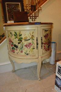 lot 26 image: Hooker Furniture Half Moon Table with painted flowers - 30.5W x 17D x 33.5H