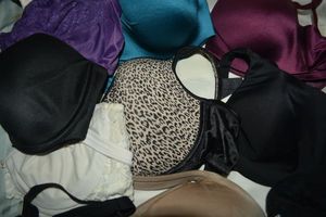 lot 68 image: Womens bras size 36D to 44DD