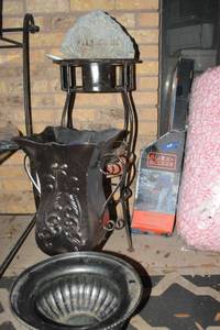 lot 458 image: Plant stand and flower pots with Welcome stone