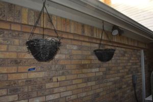 lot 453 image: Hanging flower baskets