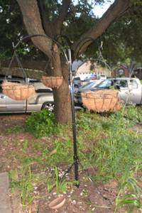 lot 469 image: 4 Arm metal hanging basket stand