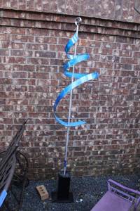 lot 7 image: Jon Allen Outdoor Blue Spiral Metal Yard Art (matches lot 422)