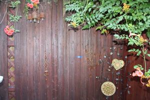 lot 385 image: Metal garden artwork and wind chime