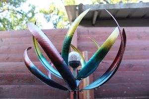lot 399 image: Solar Wind spinner garden stake