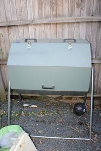 lot 4 image: Jara Rotating Compost Bin