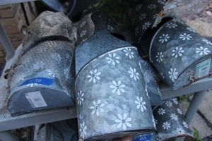 lot 430 image: Galvanized wall flower pots with Daisy design