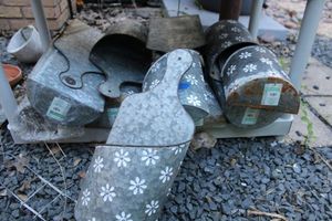 lot 431 image: Galvanized wall flower pots with Daisy design