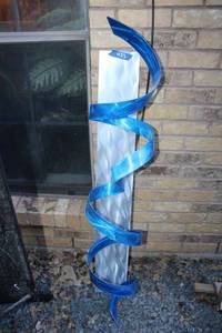 lot 422 image: Jon Allen Outdoor Blue Spiral Metal Yard Art (matches lot 7)