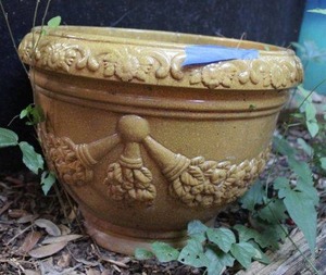lot 468 image: Ceramic Flower pot in mustard yellow