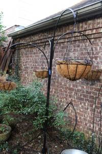 lot 441 image: 4 Arm metal hanging basket stand