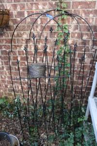 lot 443 image: Set of 3 Black arched garden trellises