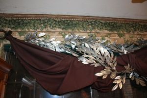 lot 472 image: Silver leaf garland and glass wind chime