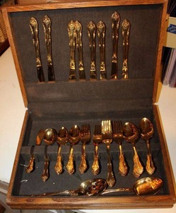 lot 476 image: Gold plate Silverware set with storage box