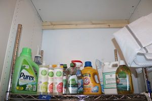 lot 275 image: Laundry detergent and dish soap