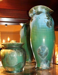 lot 279 image: Crystalline Gallery Artisan Designer Green vase and matching sugar bowl