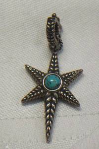 lot 5 image: Sterling silver North Star Turquoise cabochon pendant with large hinged bale. Marked 925 Thailand. 2L