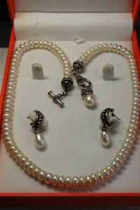 lot 20 image: Signed Mandarin Cultured Pearls by Honora Sterling Silver and cultured button pearl demi parure set. Includes 18L necklace with toggle clasp, drop end pearl and poststud earrings with drop pearls. Both marked 925. In box.
